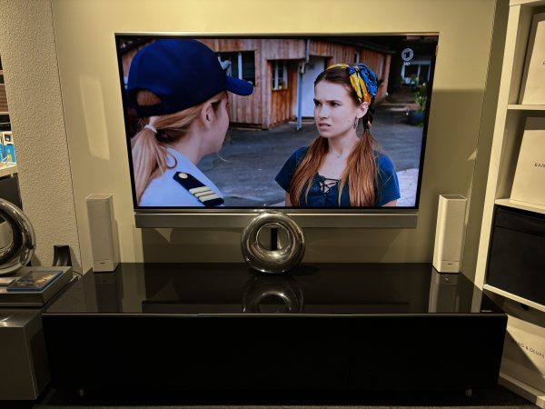 Loewe Individual 55 mit Sourround Sound System und BluRay Player